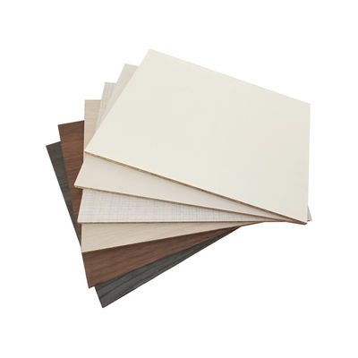 密度 680-830KG/M3 2-25mm 1220*2440mm MDF メラミンのフィルムシート