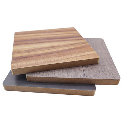ホワイト メラミン Mdf Hdfボード E0粘着剤と耐久性メラミンコーティングを備えた家具用